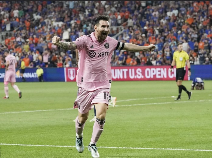 Messi open