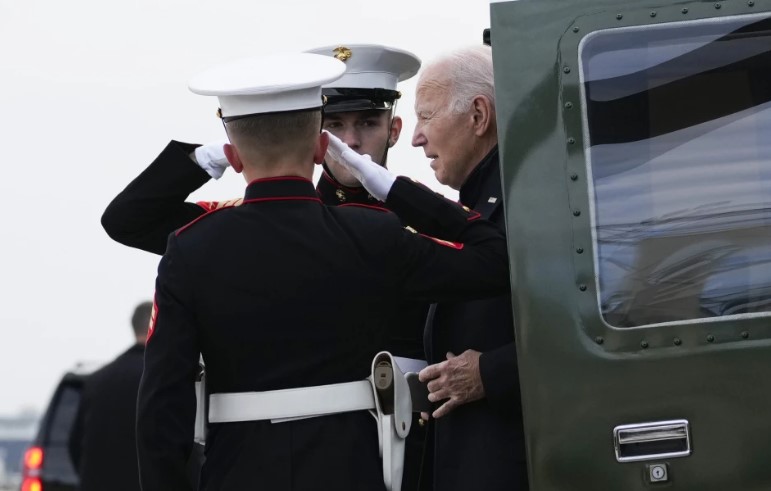 Biden pausa