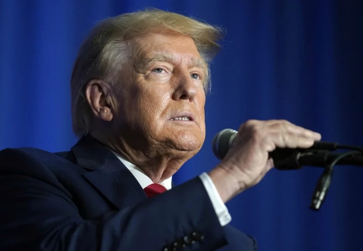 Trump arremete